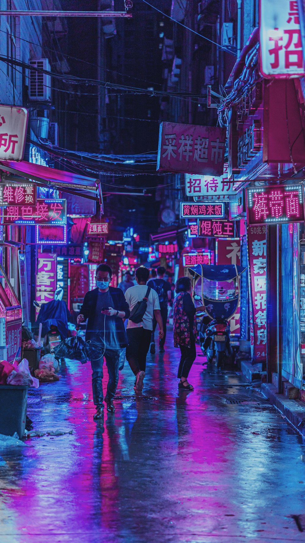 personas que caminan por la calle durante la noche