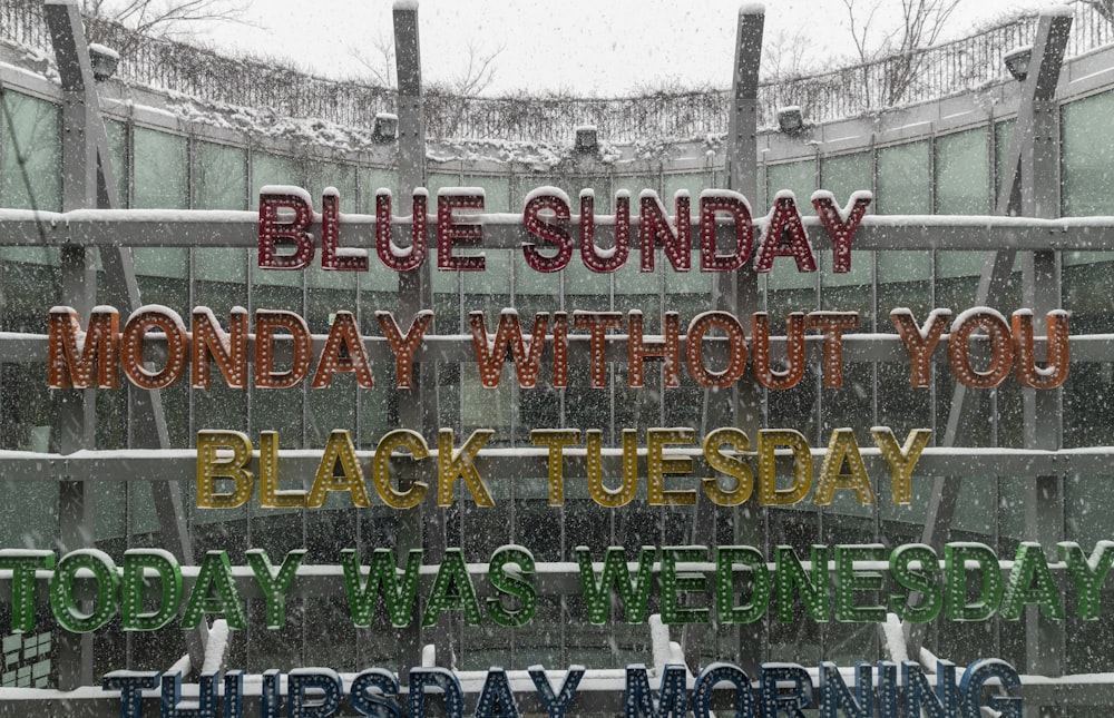 Ein Bild von einem Schild mit der Aufschrift Blue Sunday, Monday Without You, Black Tuesday