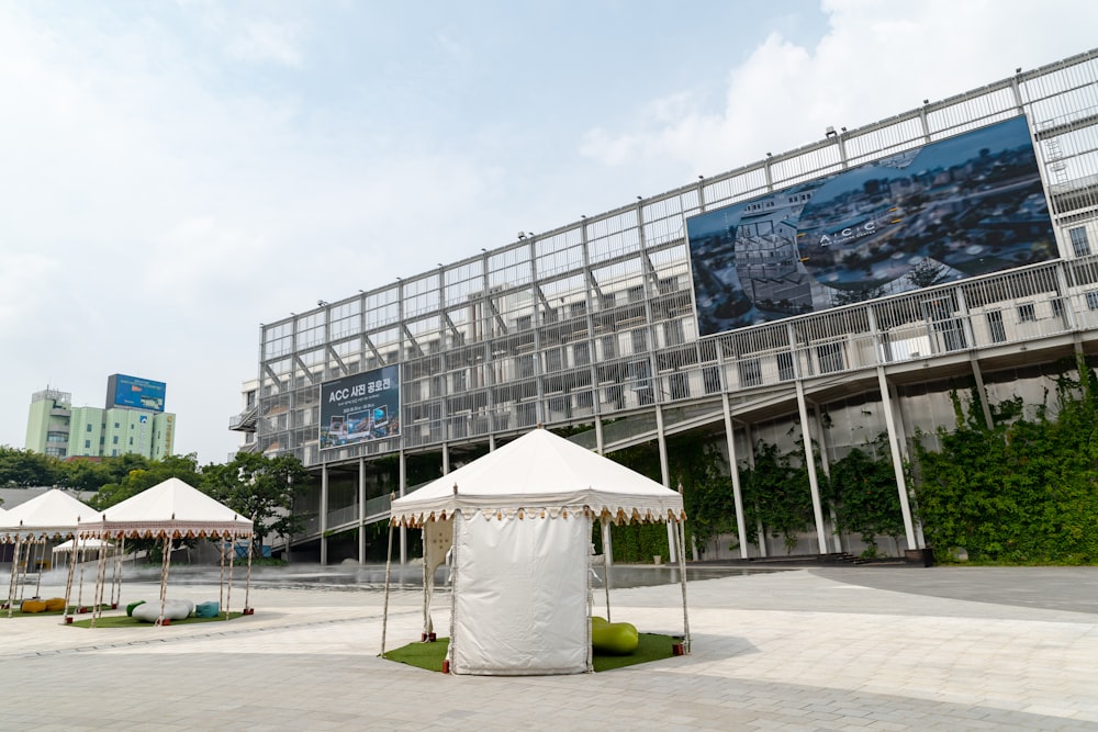 tenda a baldacchino bianca vicino all'edificio durante il giorno