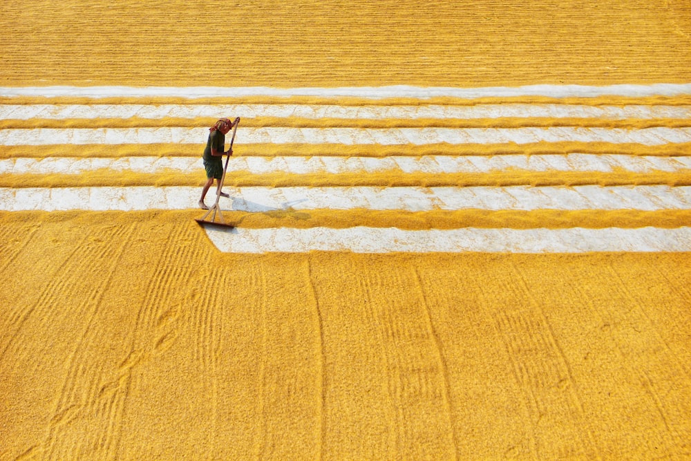 personne marchant sur du sable brun pendant la journée