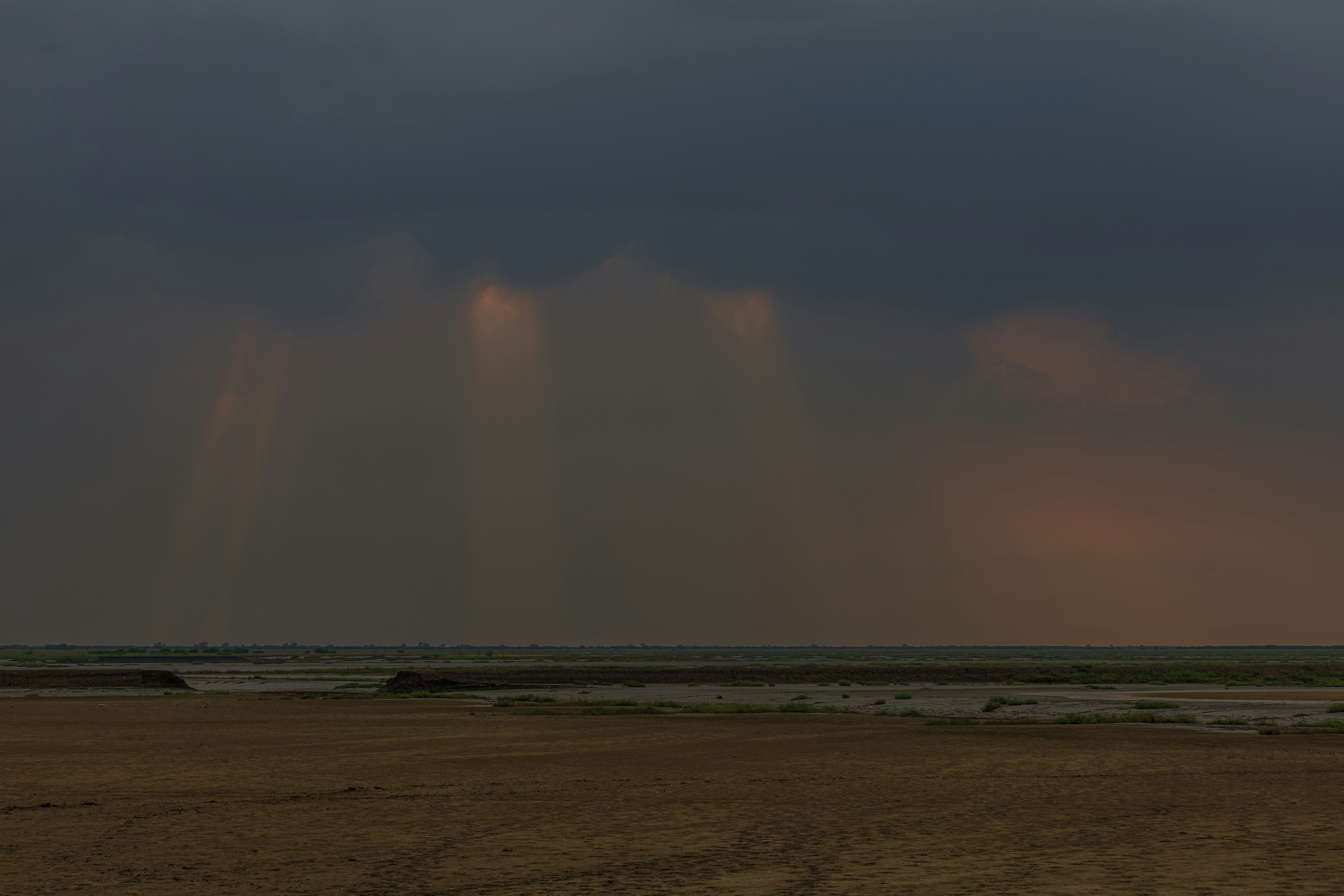 ondas do mar batendo em terra durante o tempo nebuloso