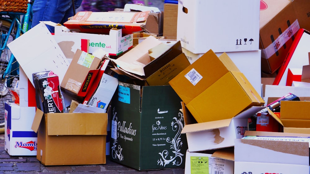 caixas de papelão marrom na caixa de papelão marrom