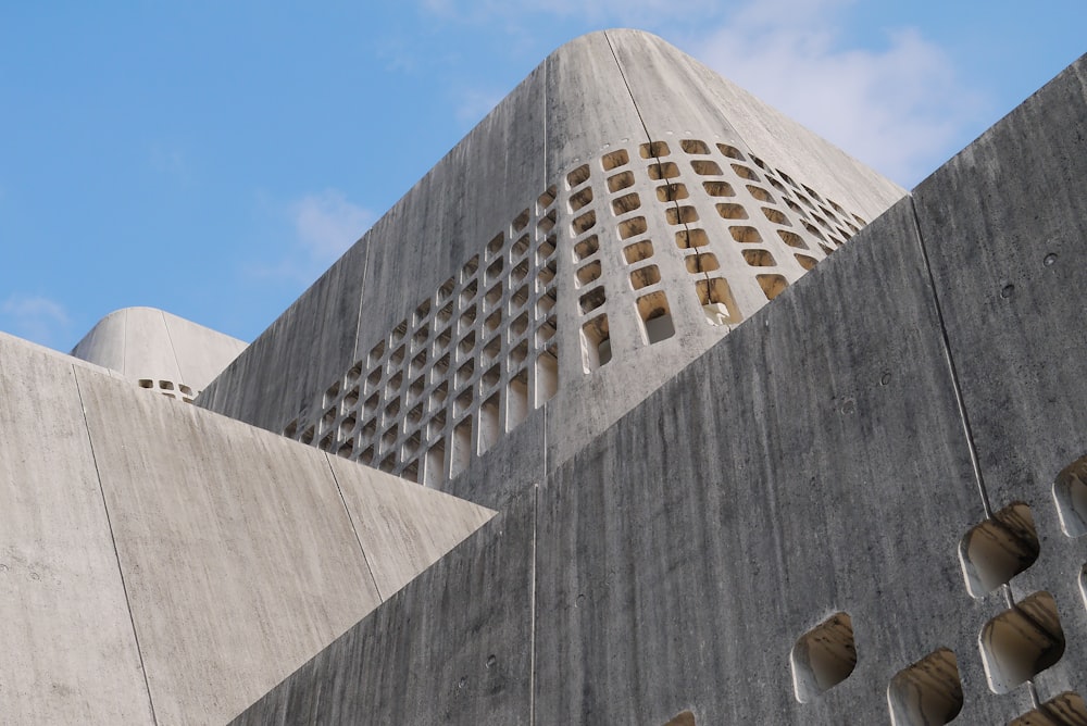 Bâtiment en béton gris sous le ciel bleu pendant la journée