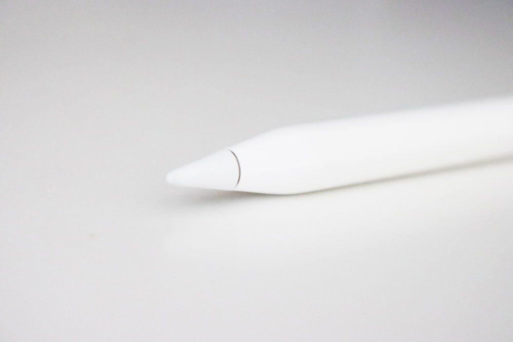 stylo blanc sur table blanche