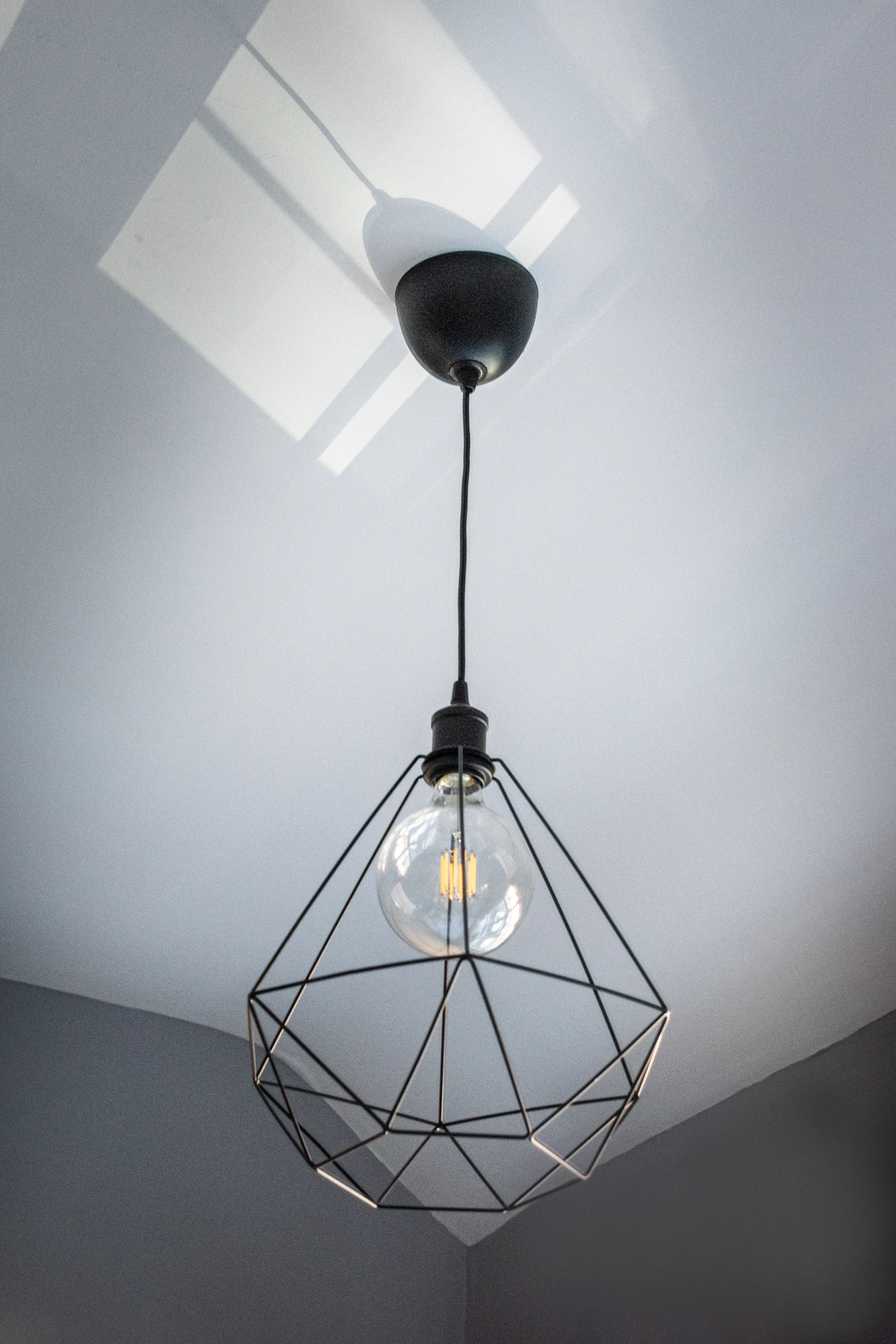 Lampadari Moderni Industriali vs Contemporanei: Come Scegliere