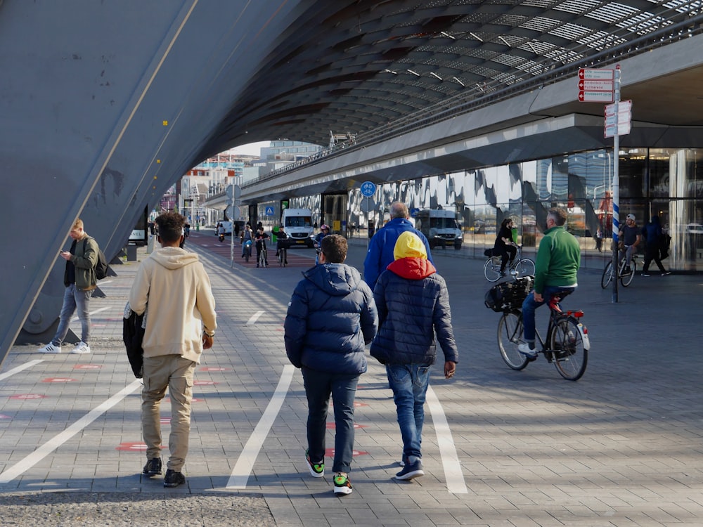 persone che camminano sulla corsia pedonale durante il giorno