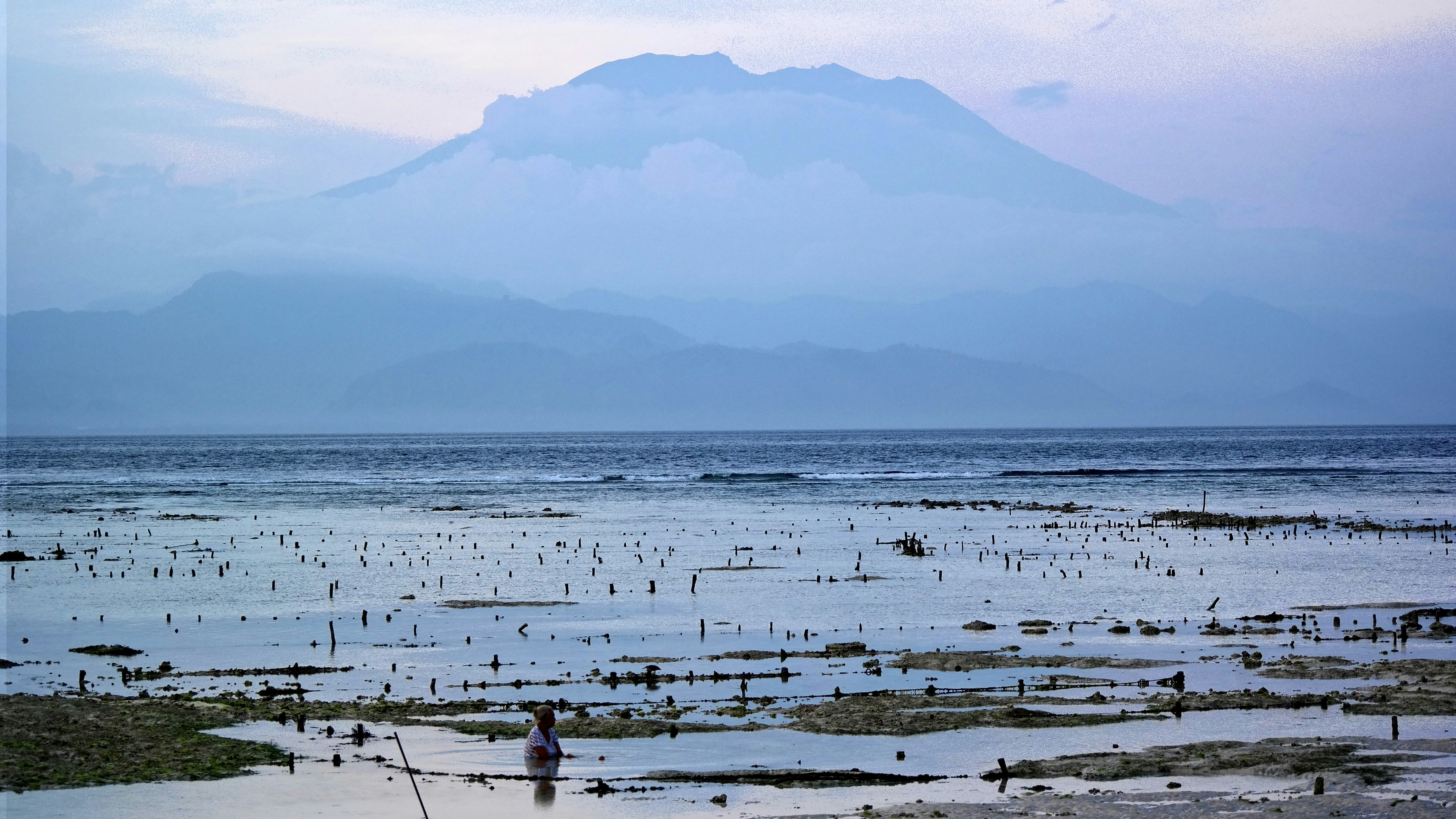 Orang-orang di pantai di siang hari