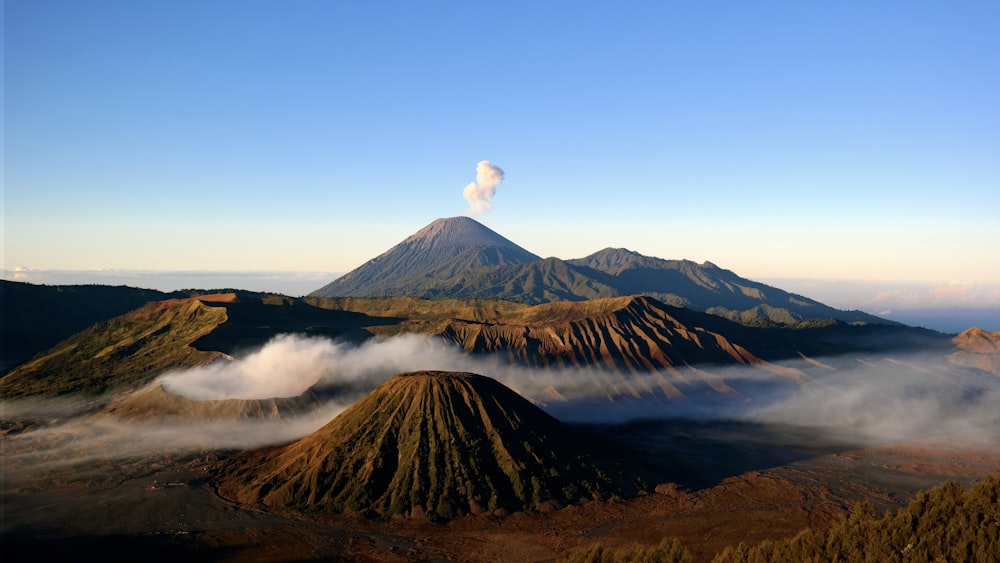 昼間の青空に映える茶色と黒の山