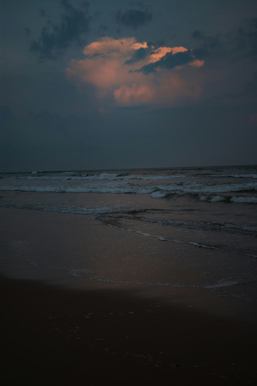 ondas do oceano batendo na costa durante o pôr do sol