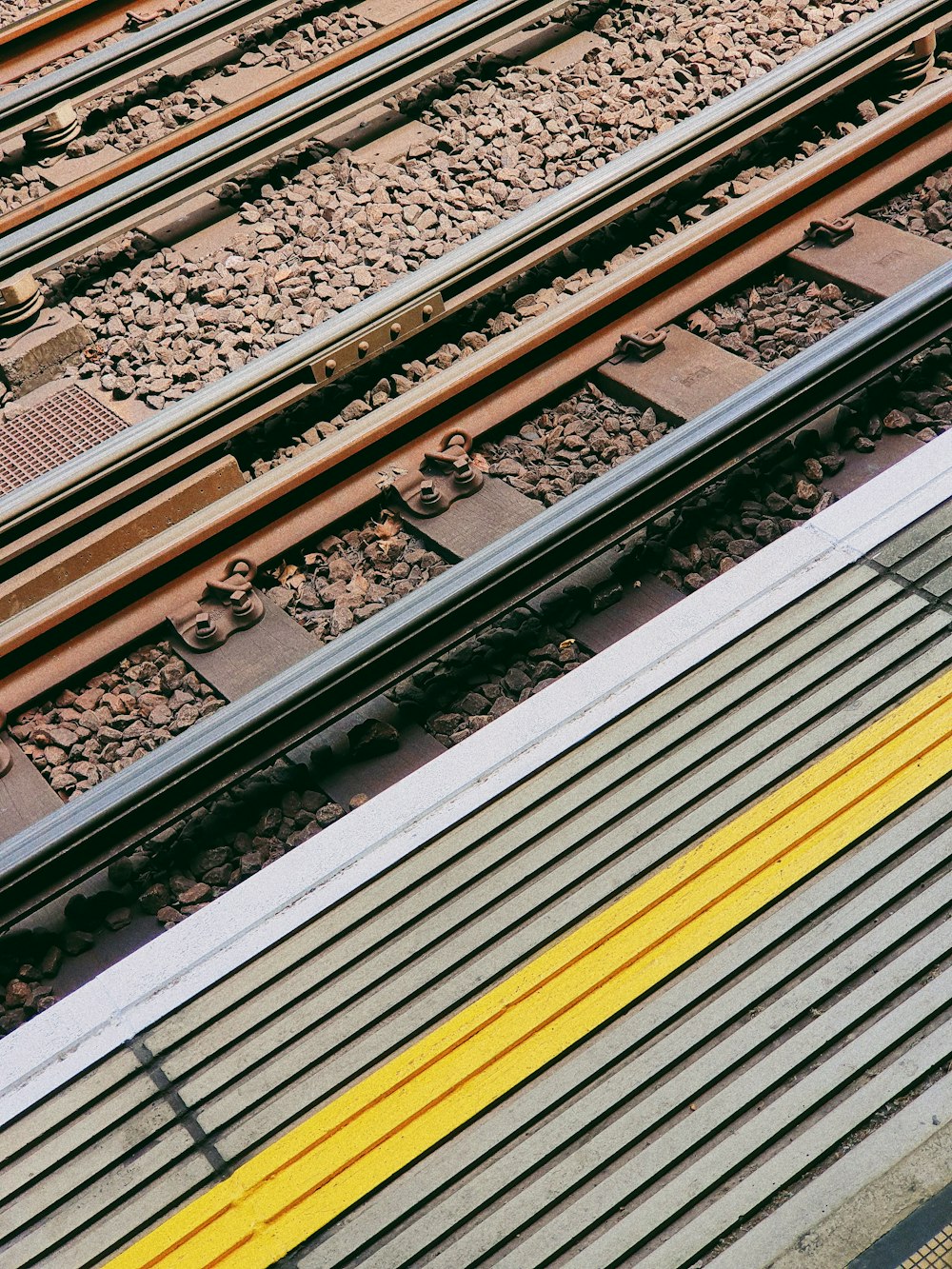 train rail tracks during daytime