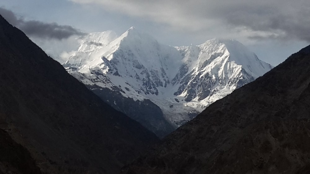 Schneebedeckte Berge tagsüber