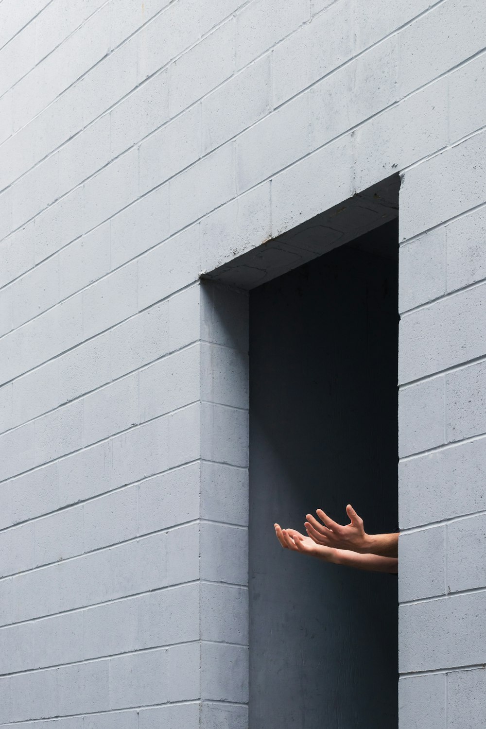 Persona de pie sobre una pared de hormigón gris