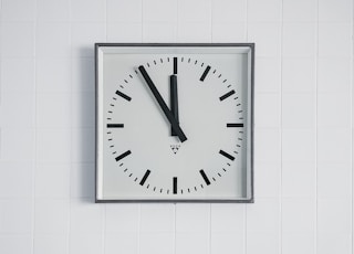 white round analog wall clock at 10 00