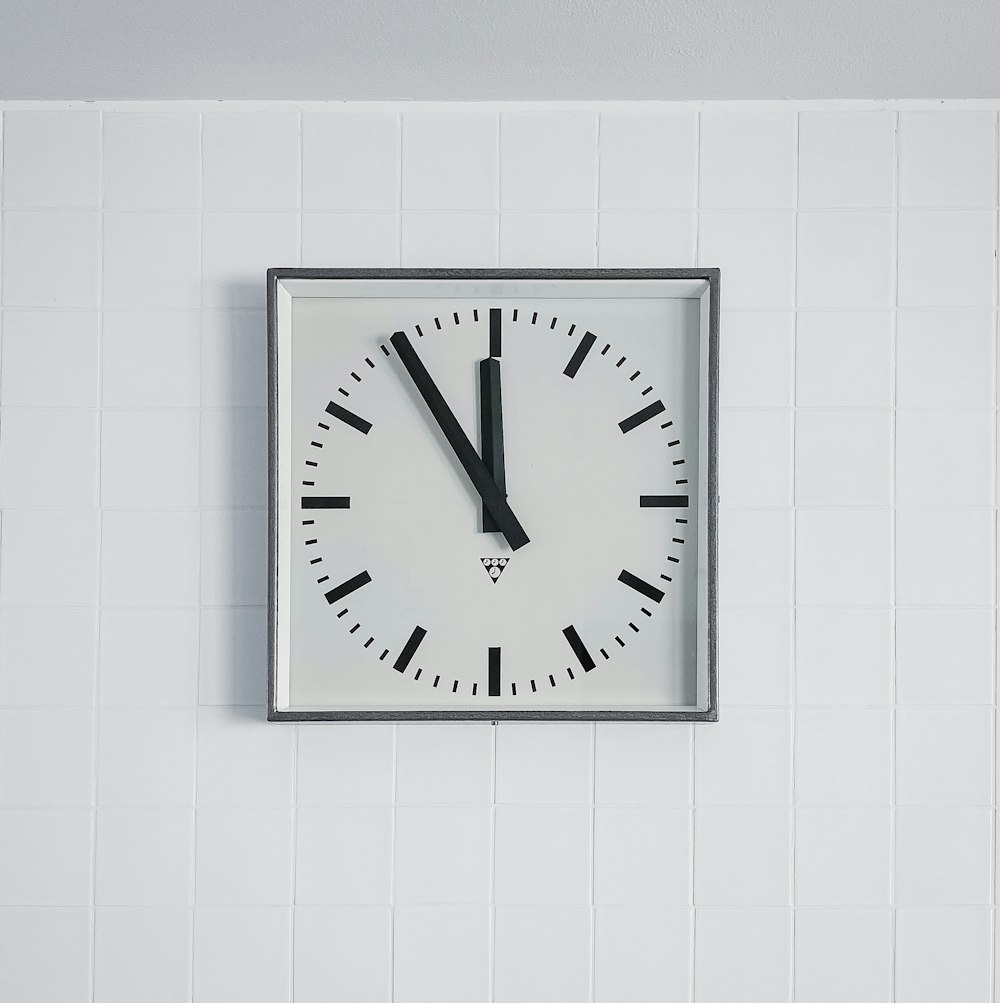 10時00分位置に白い丸型アナログ壁掛け時計