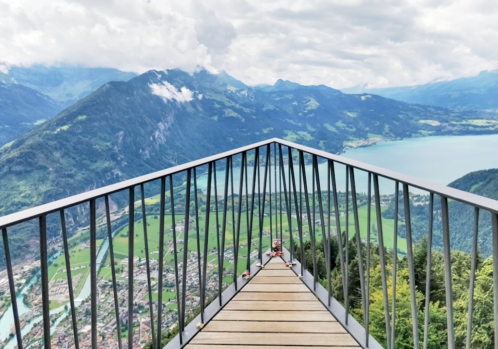 Braune Holzbrücke über den See