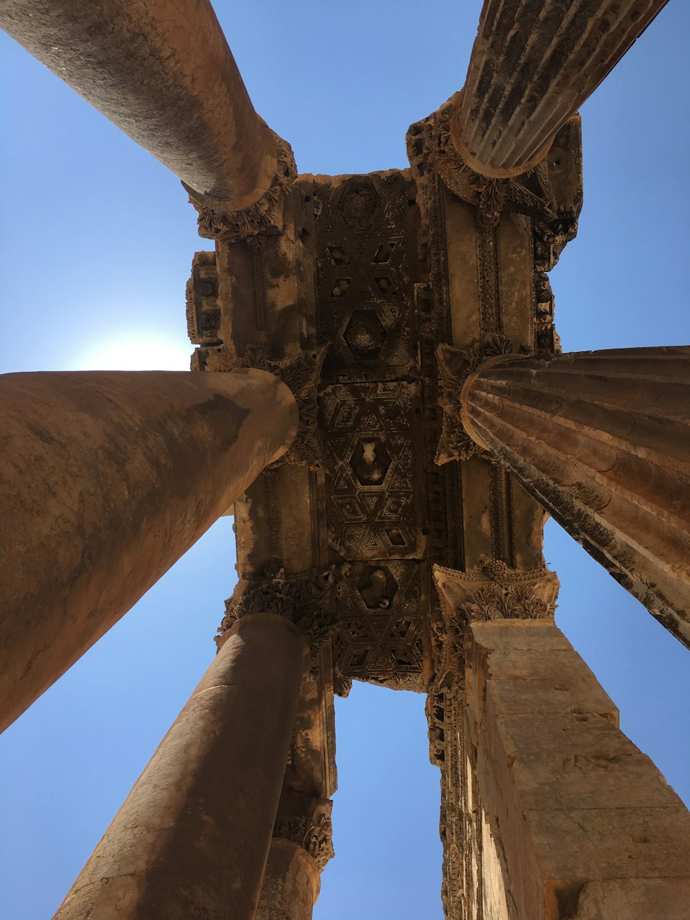 Estatua de la cruz de hormigón marrón durante el día