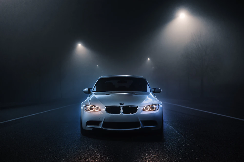 Witte BMW M3 met lightpainting in de nacht