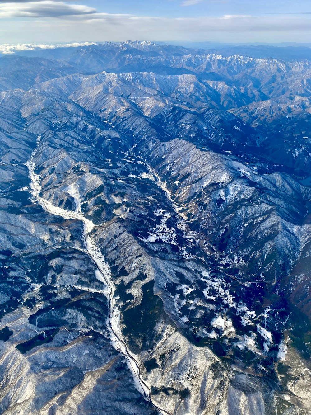 日中の雪山の空撮