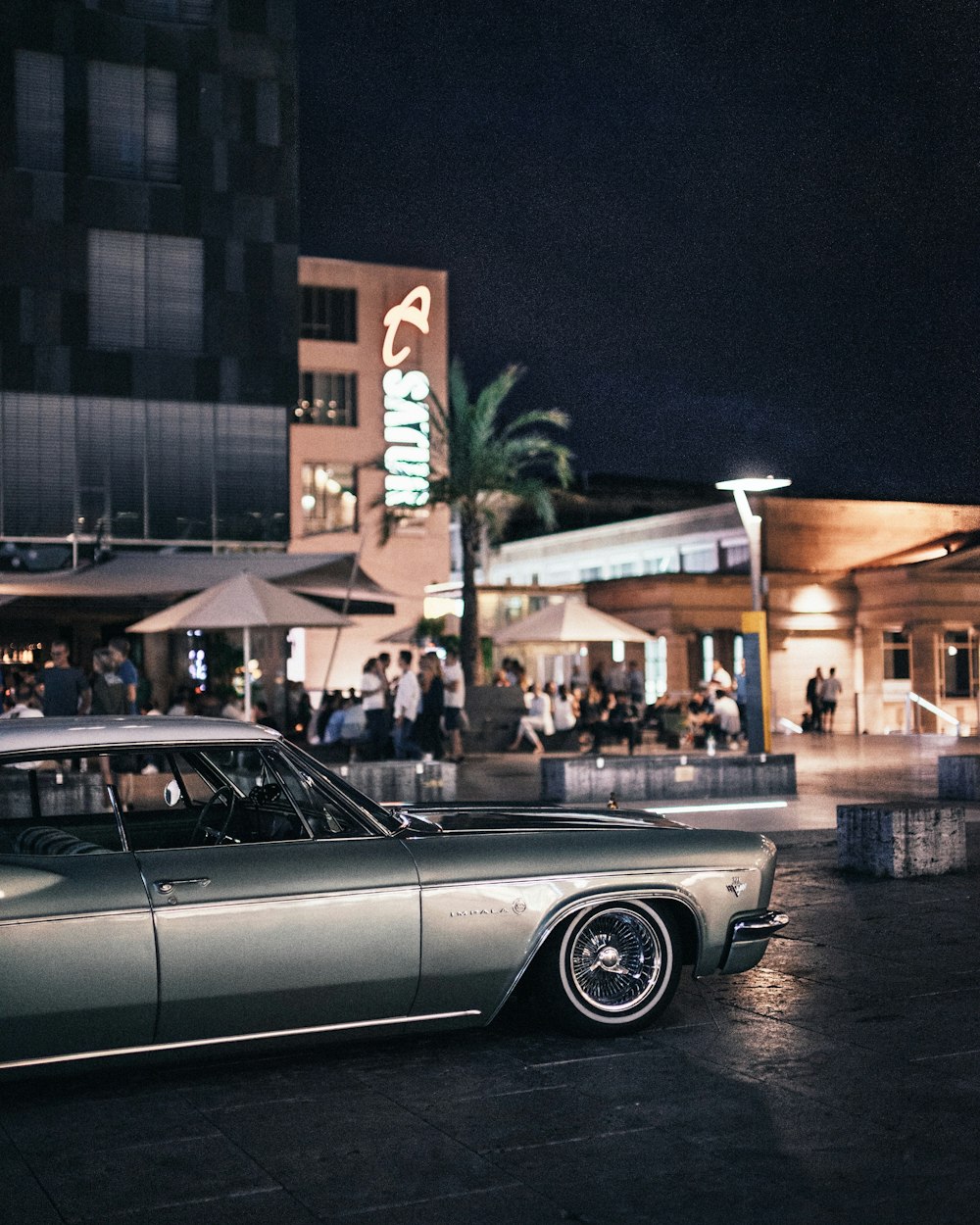 Grauer Oldtimer tagsüber in der Nähe des Gebäudes geparkt