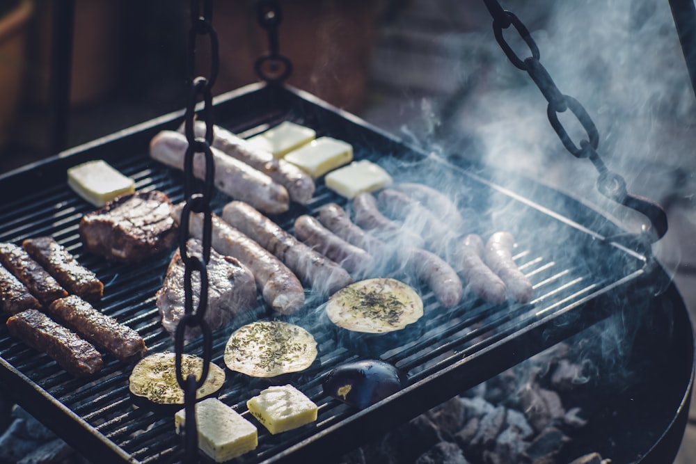 Viande grillée sur un gril au charbon de bois