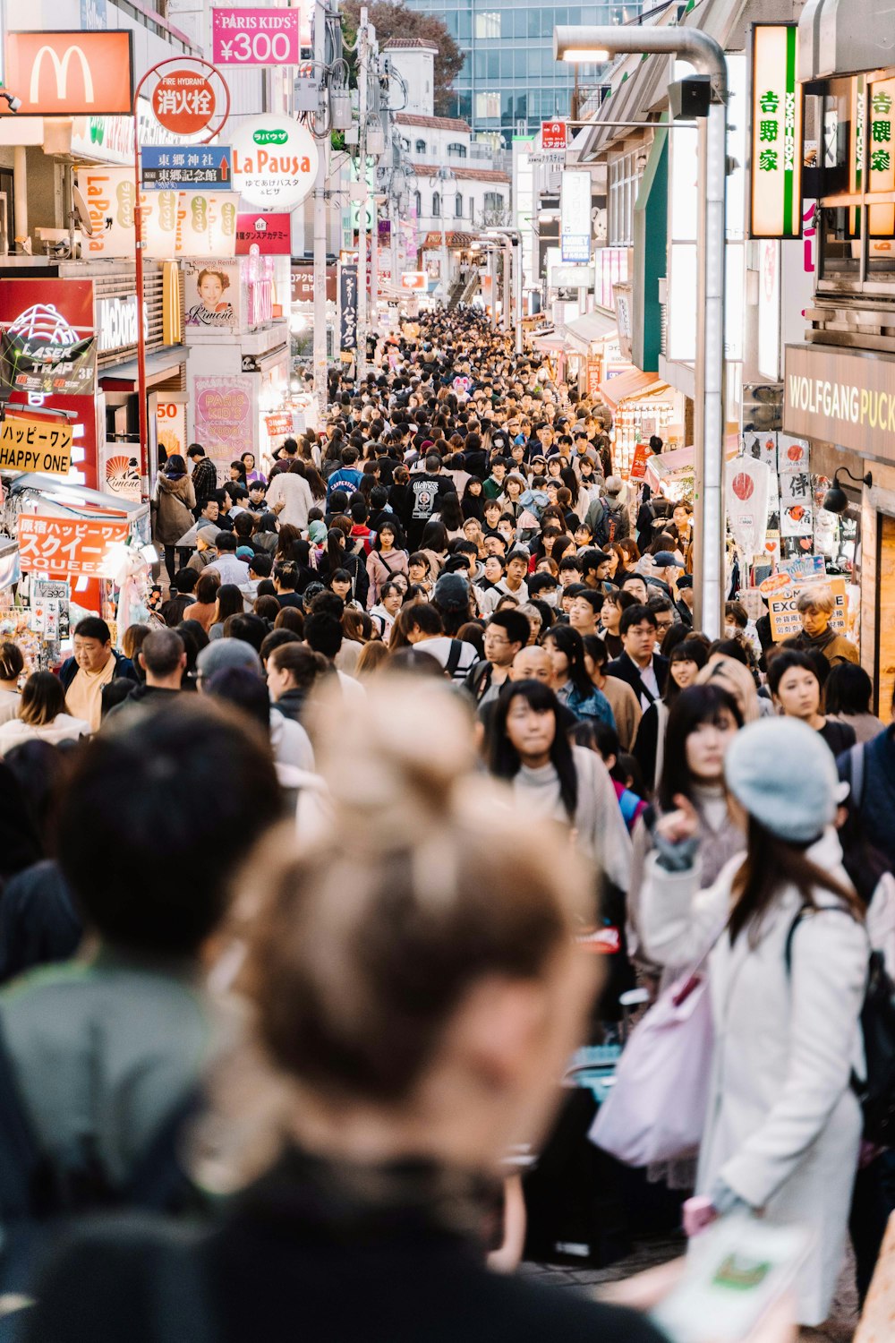 昼間、街を歩く人々