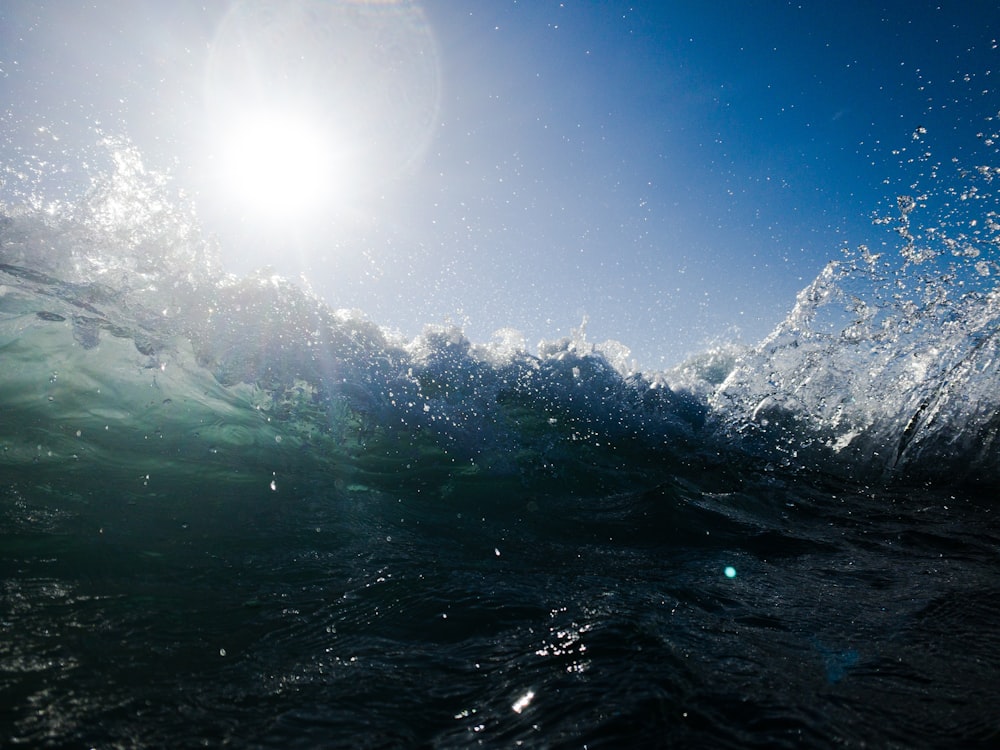 Olas marinas bajo el cielo azul durante el día