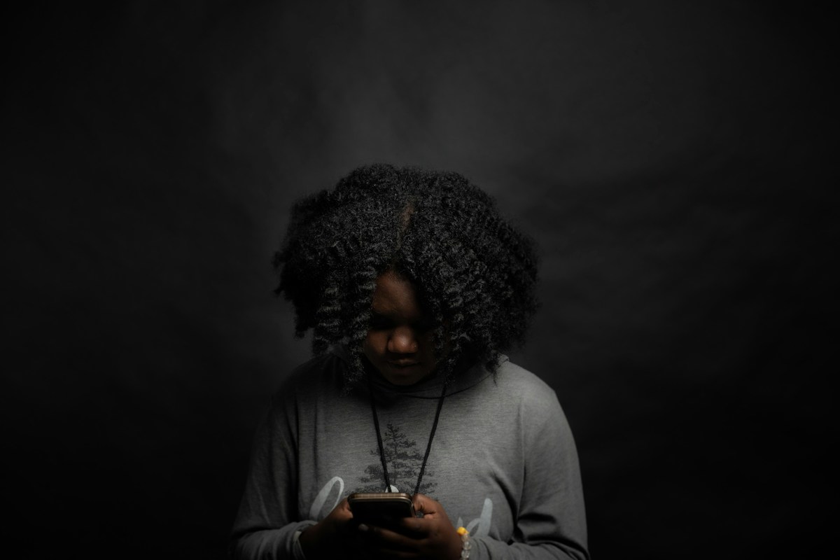 Cliente gérant son abonnement depuis son téléphone