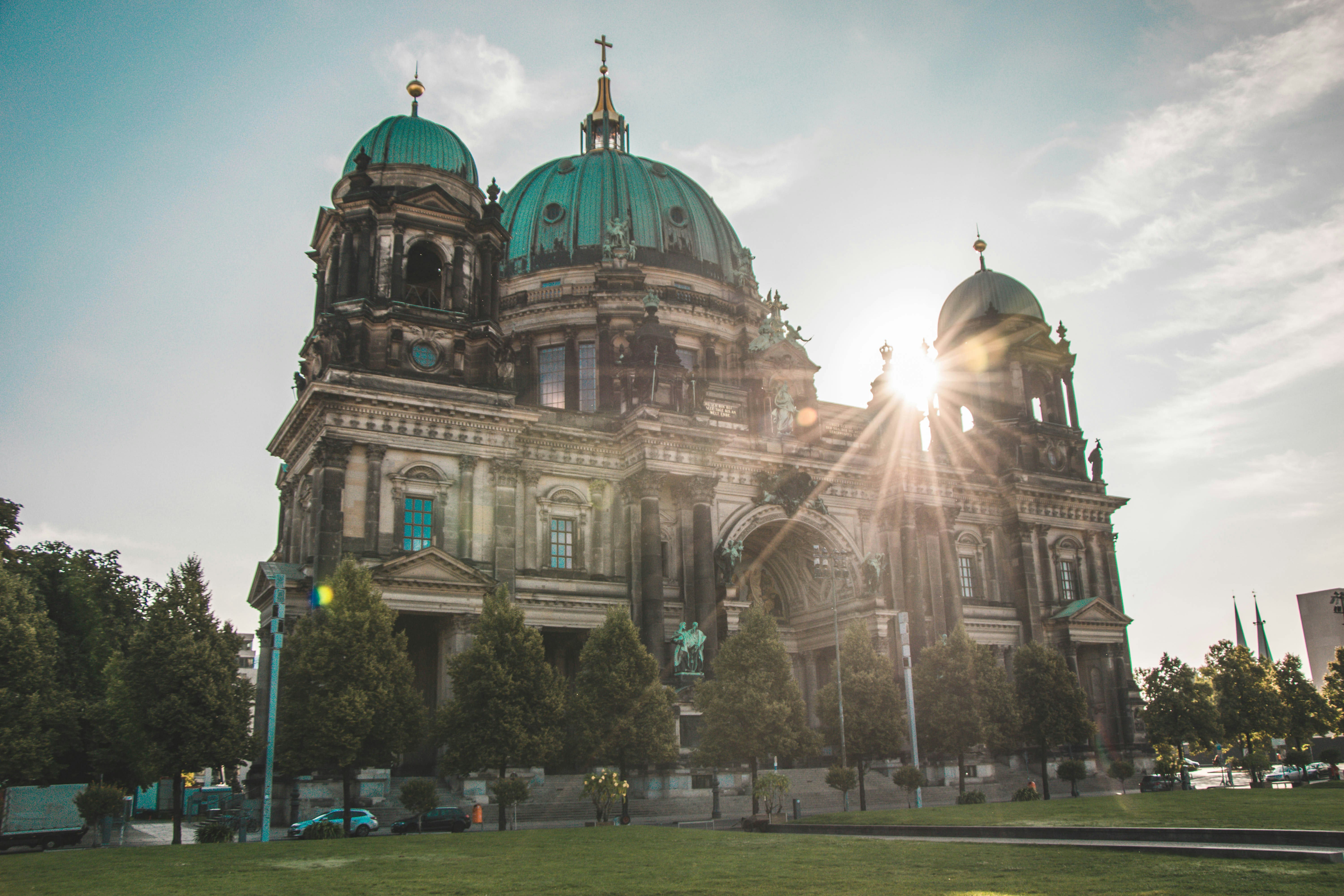 갈색과 녹색 돔 건물