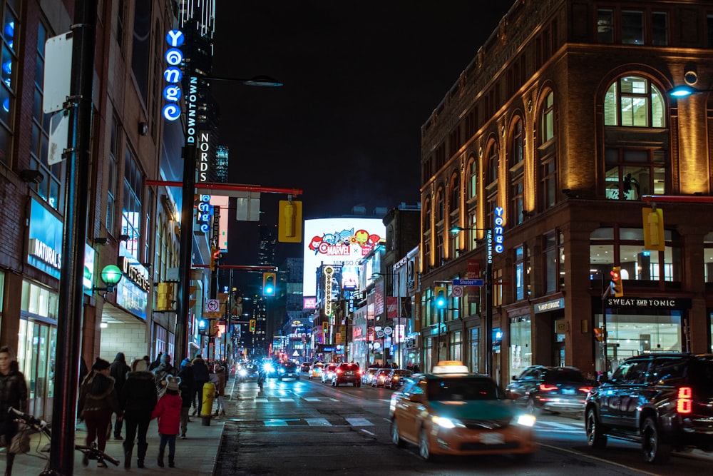 personnes marchant dans la rue pendant la nuit