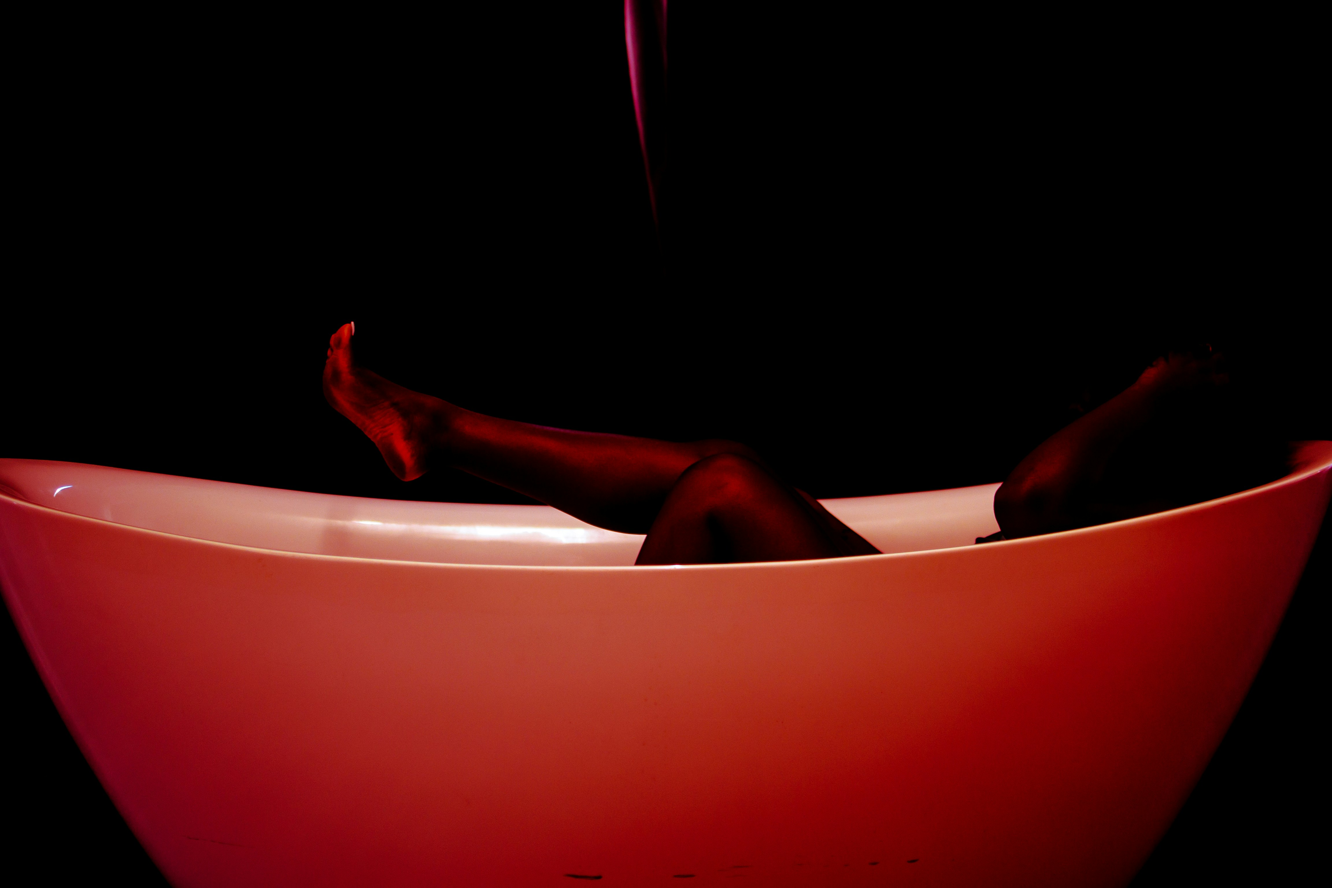 Beyaz bir örtü üzerindeki taze kırmızı şarap lekesine tuz dökülerek ve soda kullanılarak yapılan acil temizlik müdahalesi.