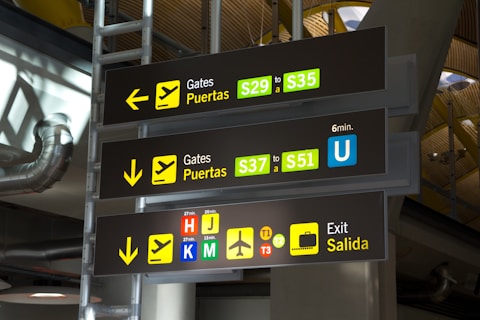 dispositivo digital de informações de voo em um aeroporto
