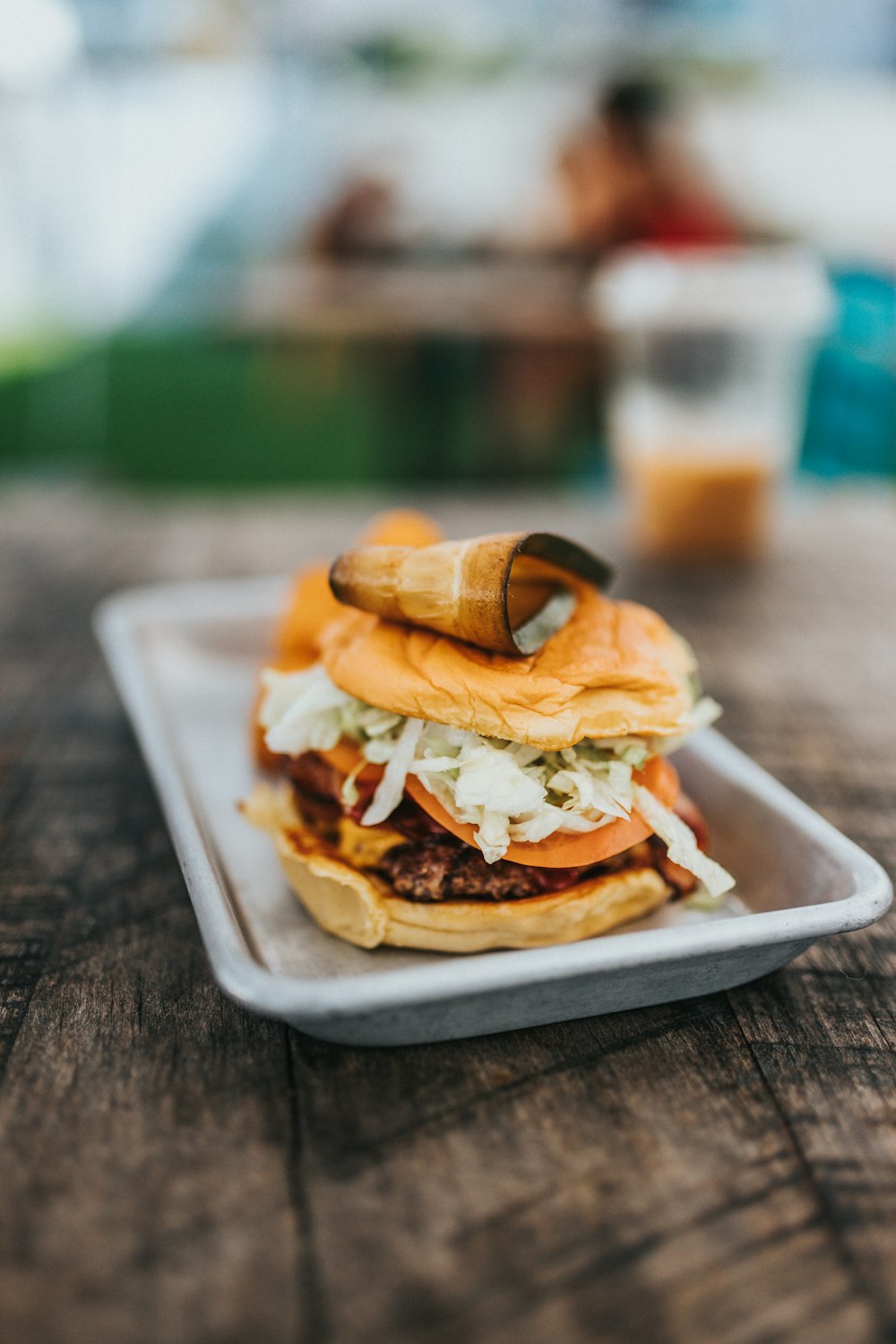 Burger sur assiette en céramique blanche