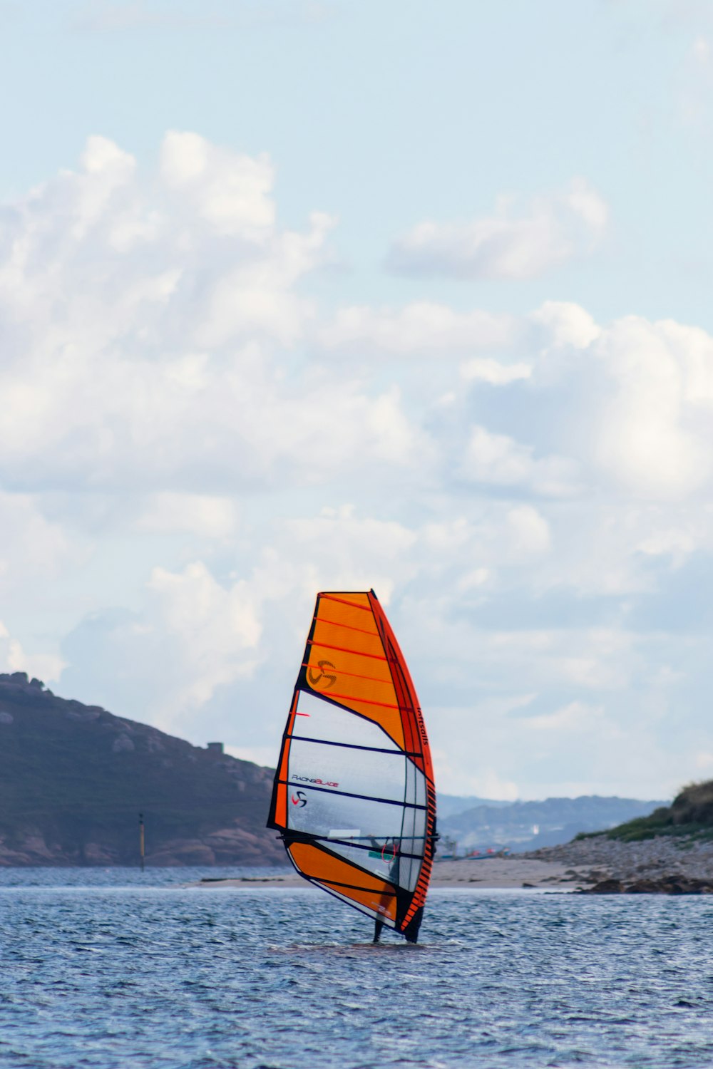 Bateau orange et blanc sur le bord de la mer pendant la journée