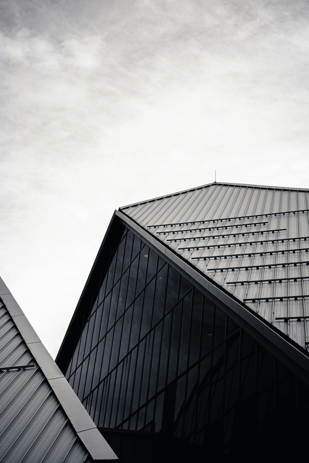 edifício de arranha-céus com paredes de vidro preto
