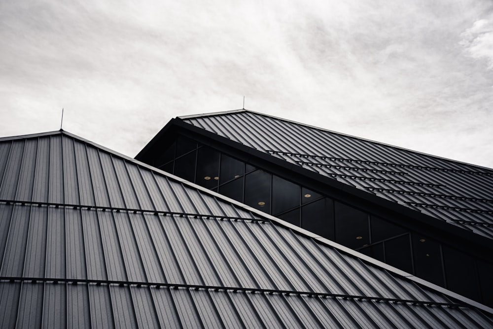 bâtiment en verre noir et blanc