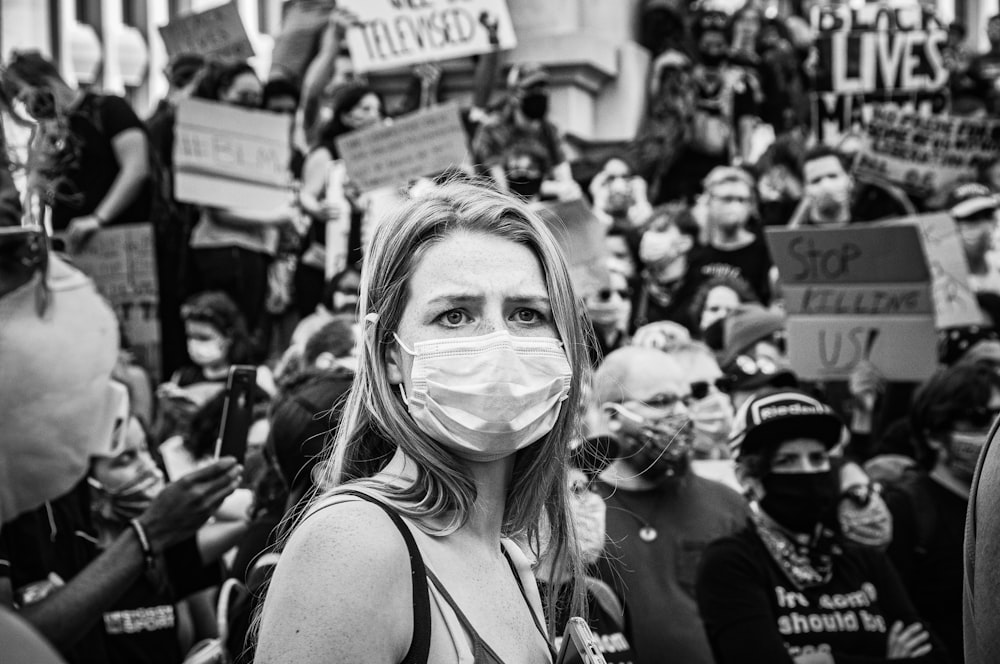 Foto en escala de grises de una mujer con camiseta sin mangas