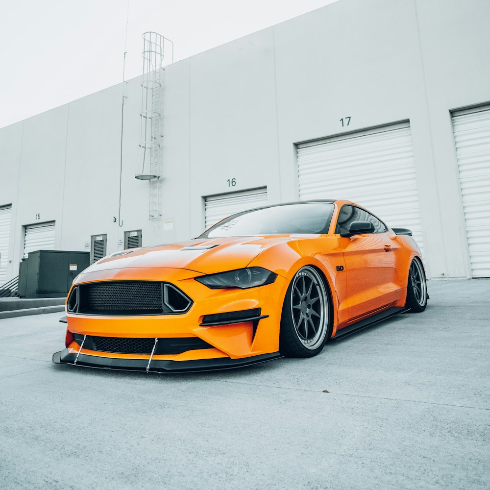 Chevrolet Camaro naranja y negro