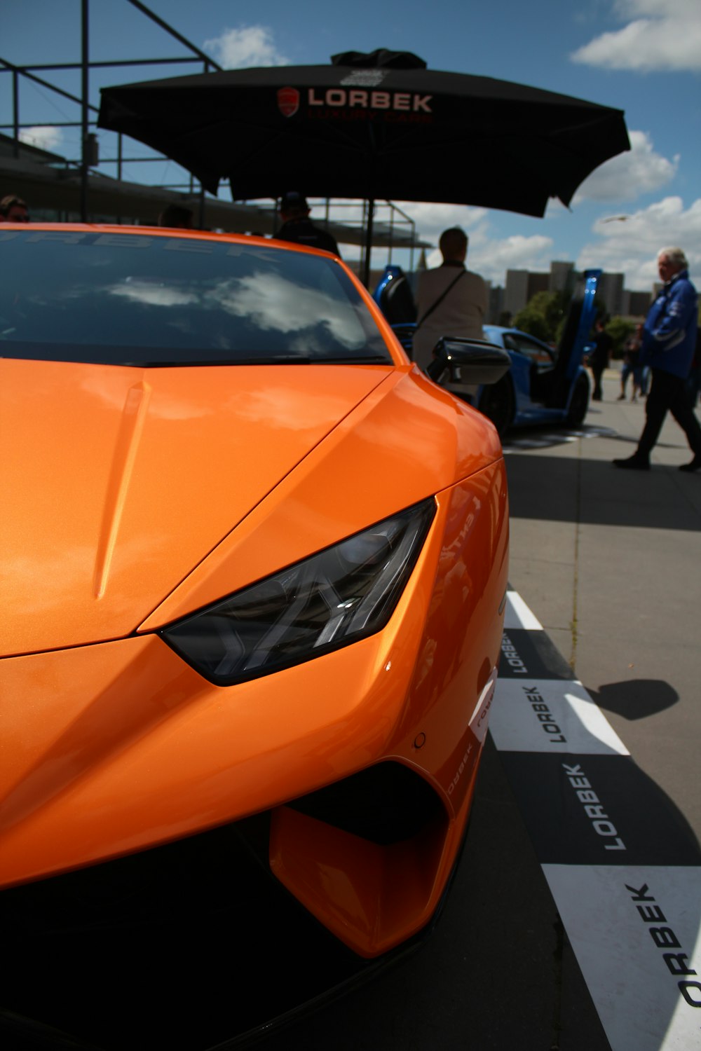 Orangefarbenes Auto tagsüber unterwegs