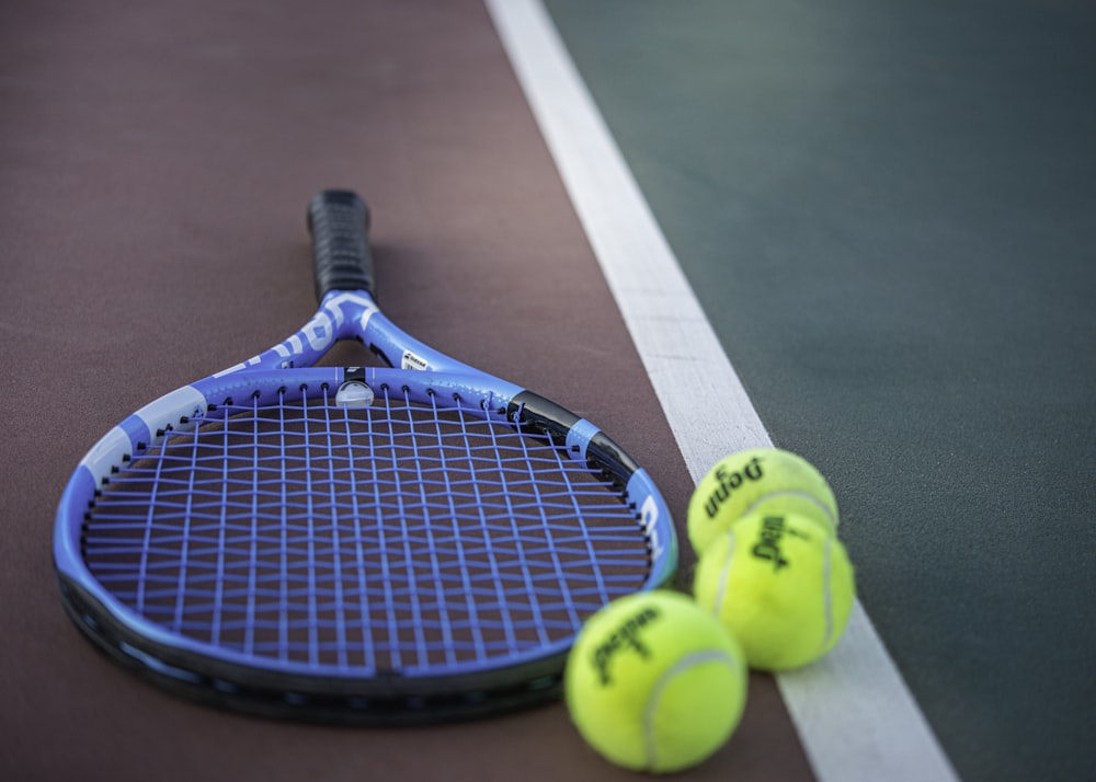 Raquette de tennis jaune et bleue