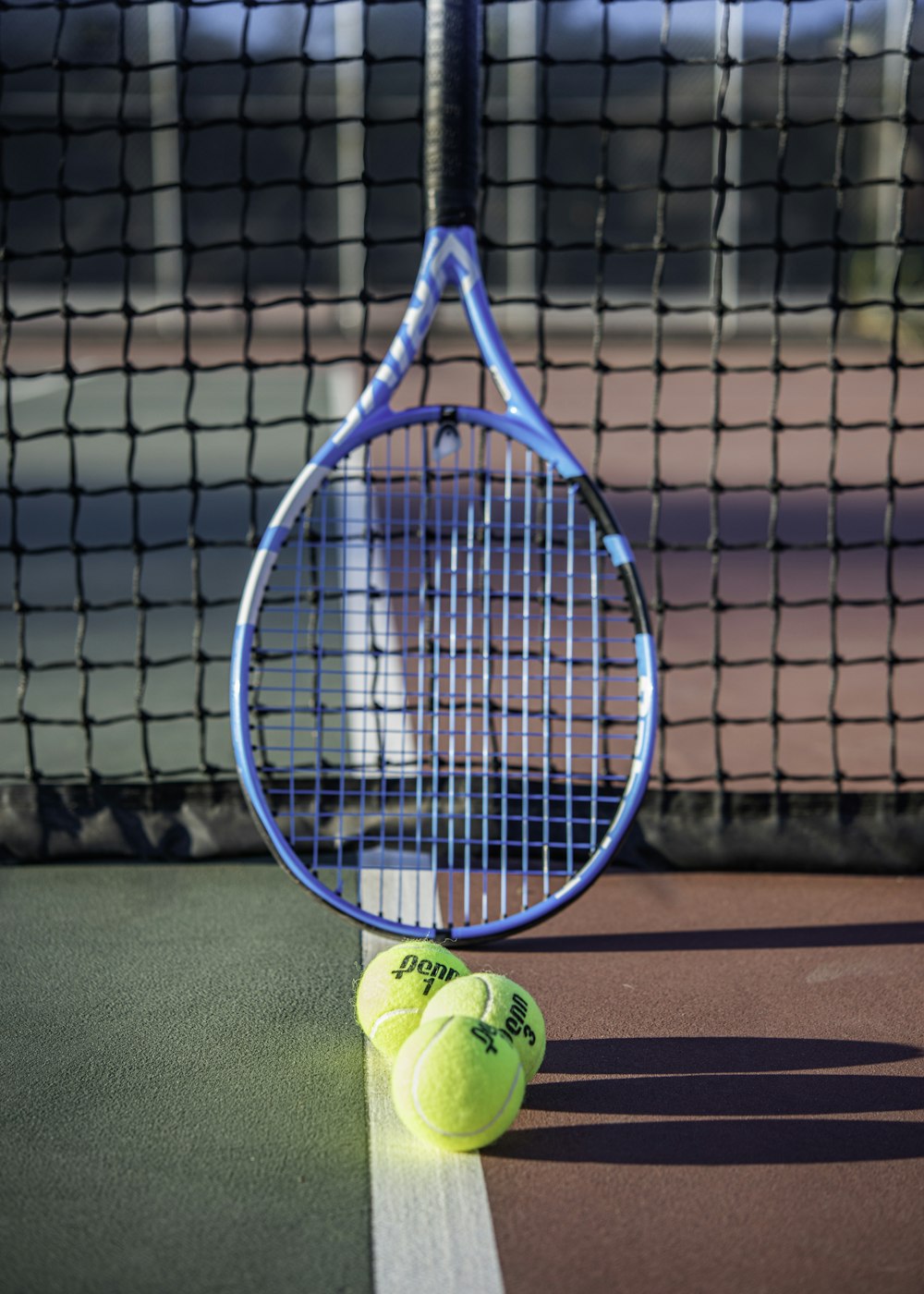 테니스 코트에 녹색 테니스 공