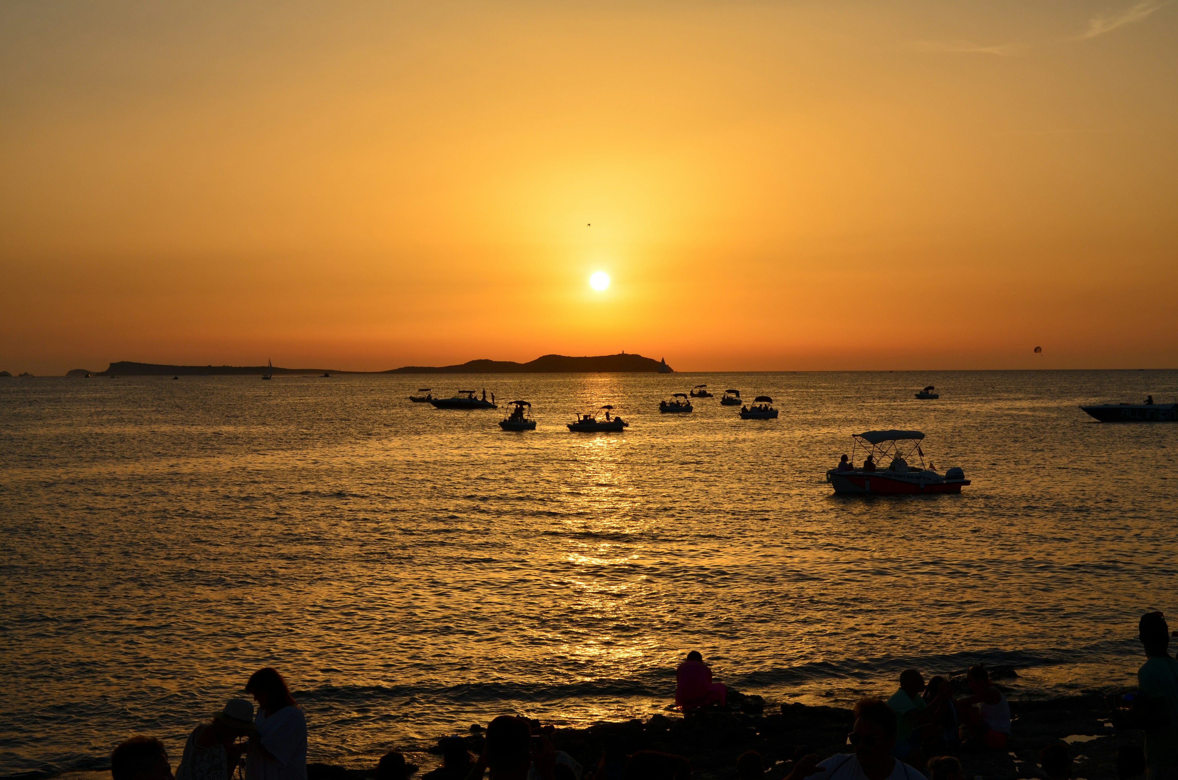 Nella foto il tramonto su una costa di Ibiza - ecco le discoteche e i locali da non perdere la sera a Ibiza