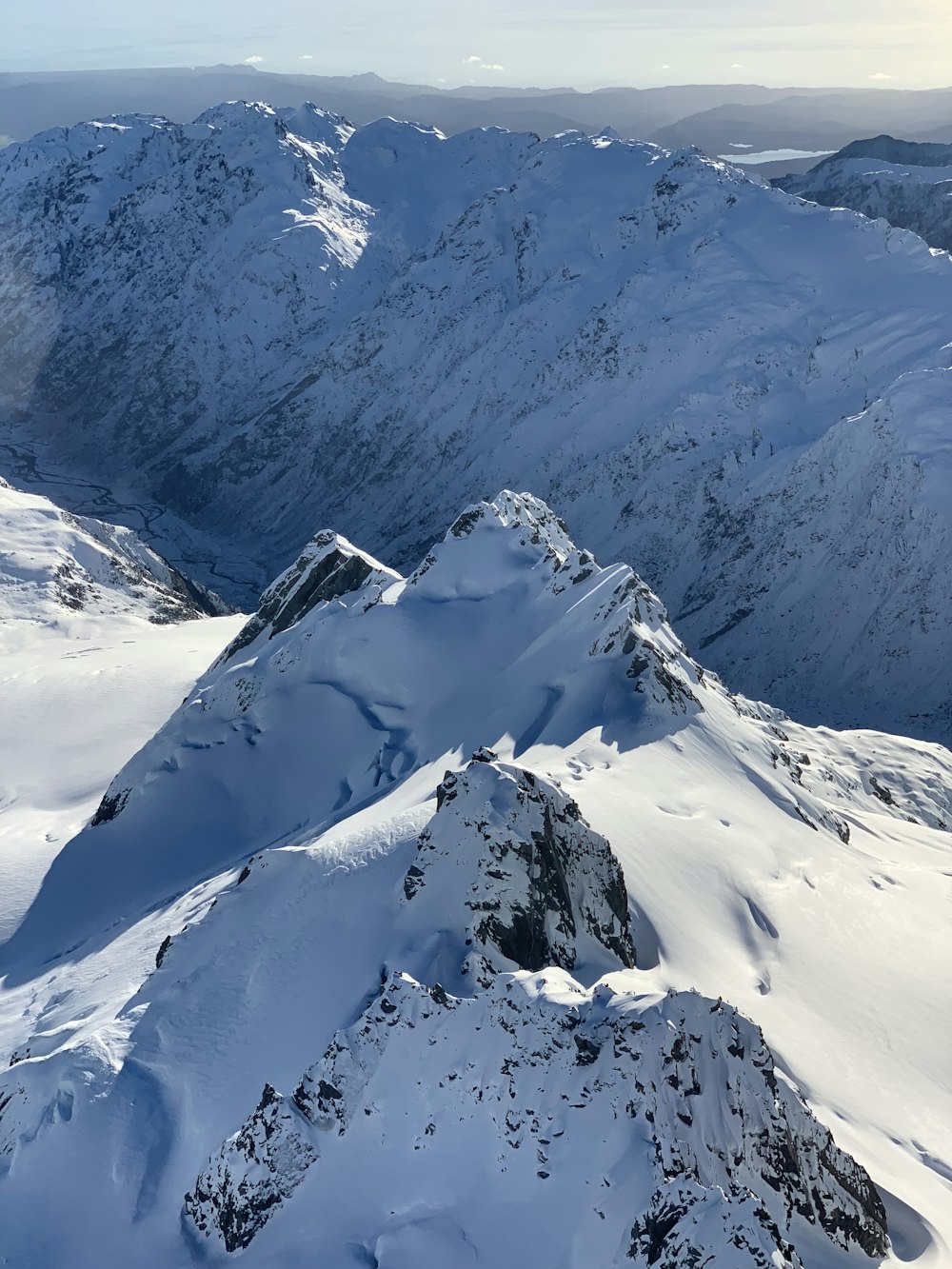 Montaña cubierta de nieve durante el día