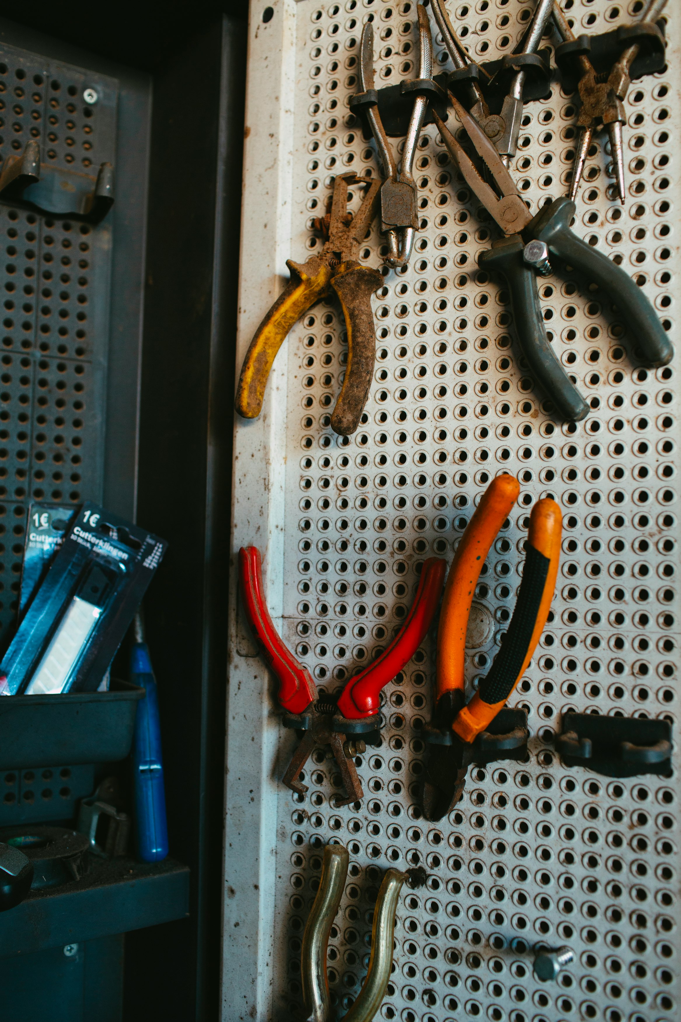 yellow and black handle pliers