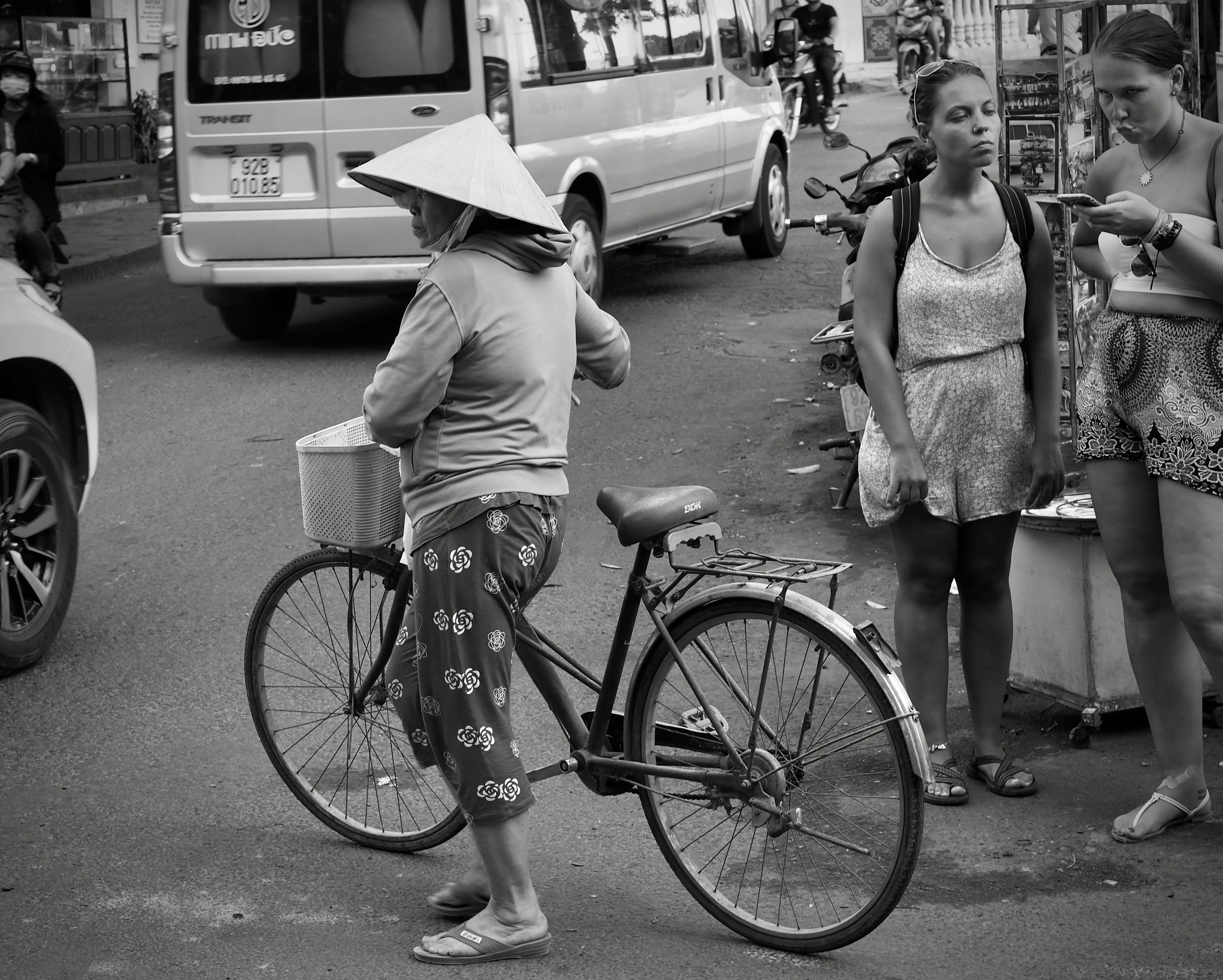 Deux femmes vietnamiennes portant des robes traditionnelles vertes lors d un événement culturel