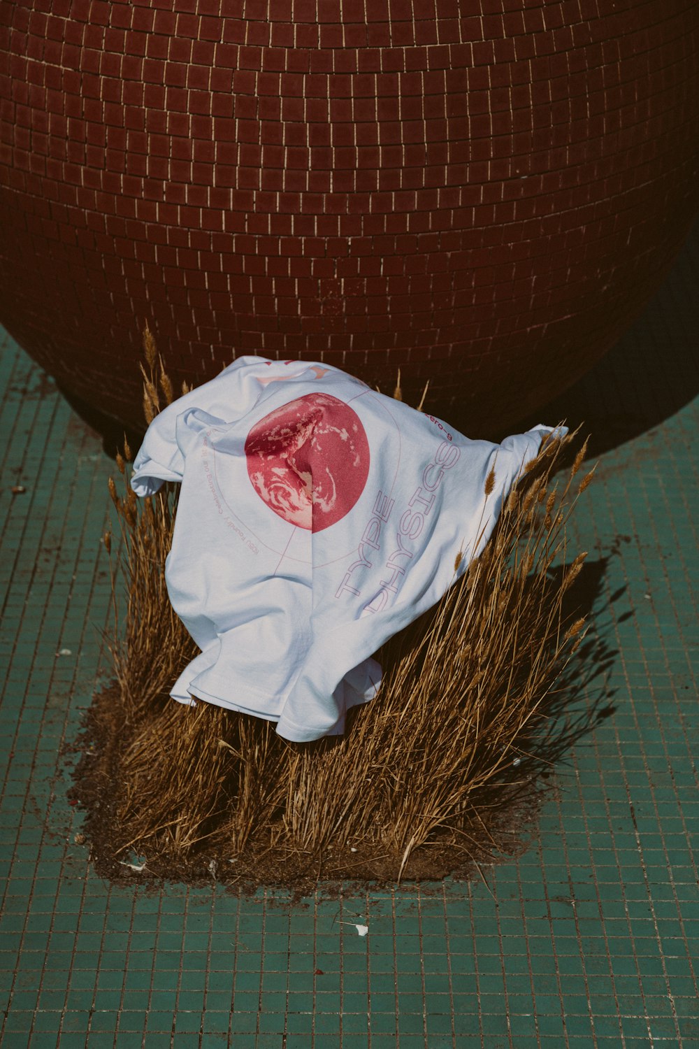 Bolsa de plástico blanca y roja en canasta tejida marrón