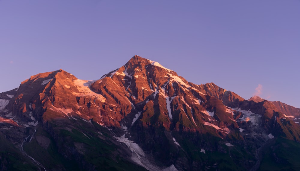 Brauner und weißer Berg tagsüber unter blauem Himmel