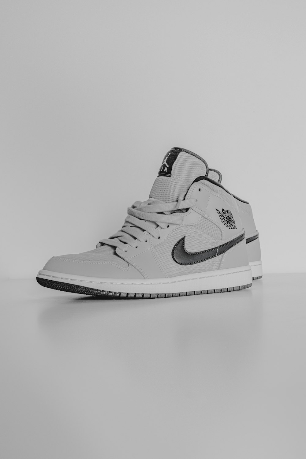 white and black nike air jordan 1