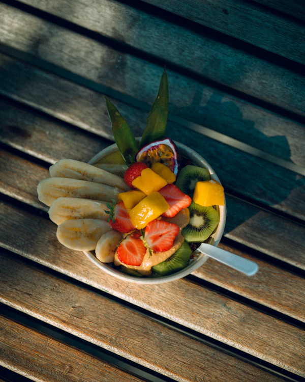 Frutas e legumes fatiados sobre tábua