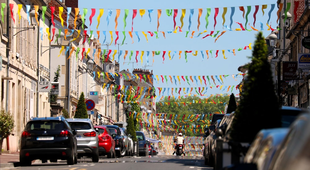 Autos, die am Straßenrand geparkt sind