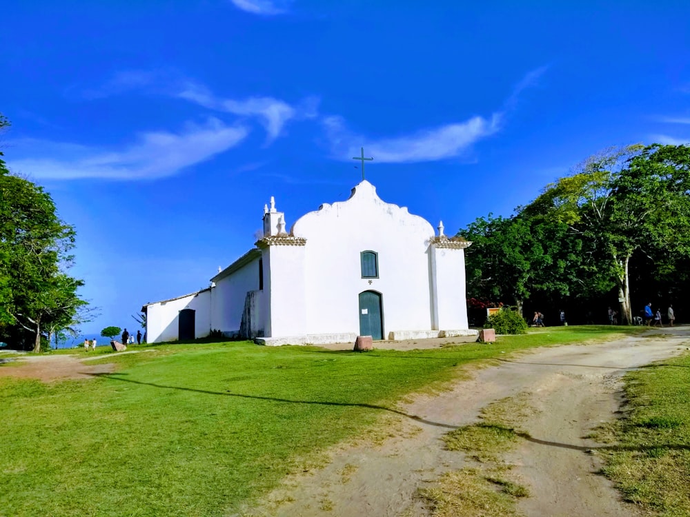 Chiesa in cemento bianco sotto il cielo blu durante il giorno